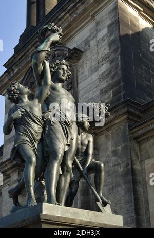 Historische Skulpturen auf der Brühlschen Terrasse in der Altstadt von Dresden, Deutschland, Sachsen, Dresden Stockfoto