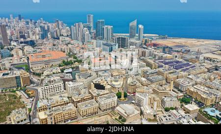 Skyline von Beirut Luftdrohne mit Blick auf das blaue Mittelmeer im Hintergrund, Libanon Mittlerer Osten Stockfoto