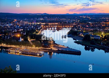 Deutsches Eck, Zusammenfluss von Rhein und Mosel, blick von der Festung Ehrenbreitstein, Deutschland, Rheinland-Pfalz, Koblenz Stockfoto