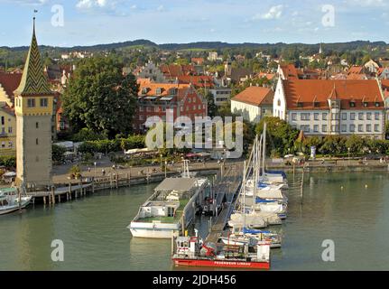 Altstadt von Lindau, mit dem Mang-Turm und Jachthafen im Vordergrund, Deutschland, Bayern, Lindau Stockfoto