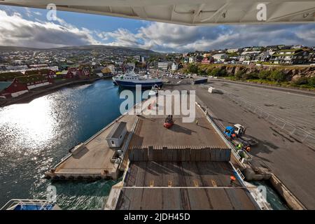 Blick auf den Hafen und die Hauptstadt von der Fähre Norroena, Färöer Inseln, Streymoy, Torshavn Stockfoto