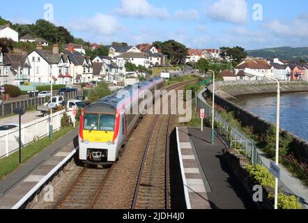 Transport für Wales Klasse 175 Coradia 1000 dmu, Einheit Nummer 175107 Verlassen Deganwy Station am Donnerstag, 9.. Juni 2022 mit dem Zug nach Llandudno Junction. Stockfoto