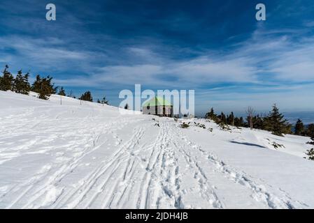 Hütte aus Stein auf Jeleni studanka in Gesenke in der Tschechischen Republik während schönen Wintertag mit blauer Himmel Stockfoto