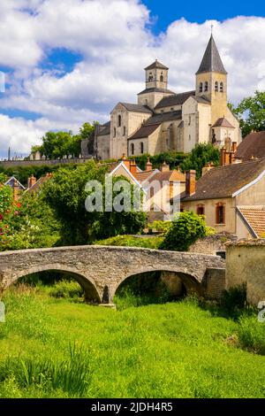 Die Pertuis-au-Loup Brücke über die seine und die Kirche Saint Vorles. Das alte Städtchen Châtillon-sur-seine liegt im Burgund Stockfoto