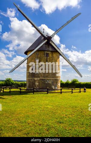 Traditionelle Mühle in Migé. Die Mühle, die mit Bertons verstellbarer Windmühle ausgestattet ist, wurde 1794 gebaut. Es ist die einzige Mühle, die in der Lage ist, Weizen i zu mahlen Stockfoto