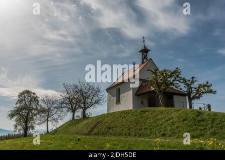 Kleine Kapelle in idyllischer Landschaft gegen Himmel, Wasserburg am Bodensee, Bayern, Deutschland Stockfoto