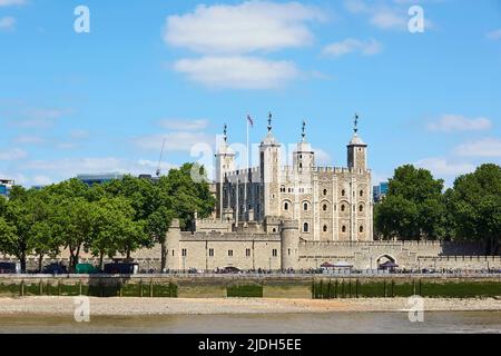 Der Weiße Turm und der Tower of London vom Südufer, London, Südostengland Stockfoto