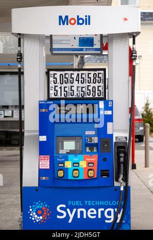 Sehr hohe Benzinpreise an einer Mobil-Station am Northern Boulevard in Flushing, Queens, New York City. 6/17/2022. Stockfoto
