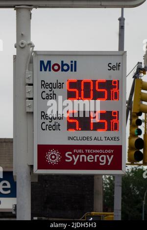 Sehr hohe Benzinpreise an einer Mobil-Station am Northern Boulevard in Flushing, Queens, New York City. 6/17/2022. Stockfoto