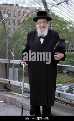 Porträt eines jüdischen Mannes, der Religion lehrt. Auf dem Weg zu Gebeten in Williamsburg, Brooklyn, New York City. Stockfoto