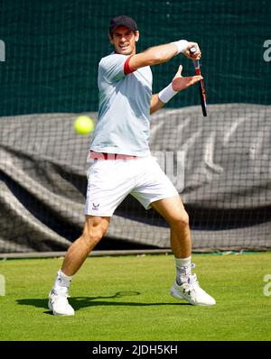 Andy Murray übt im Vorfeld der Wimbledon Championship 2022 beim All England Lawn Tennis and Croquet Club in Wimbledon. Bilddatum: Dienstag, 21. Juni 2022. Stockfoto