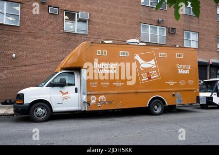 METZGER AUF Rädern. Ein Lieferwagen für den Glatt Kosher Metzger, Satmar Meat mit jiddischer & englischer Schrift. In Williamsburg, Brooklyn, NY. Stockfoto