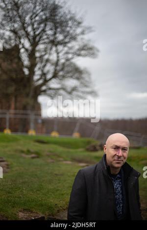 Christopher Brookmyre, Autor, in Bothwell Castle, in der Nähe seines Hauses in Bothwell, Schottland, 2. März 2022. Stockfoto