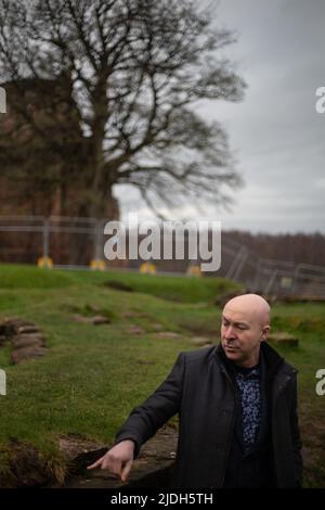 Christopher Brookmyre, Autor, in Bothwell Castle, in der Nähe seines Hauses in Bothwell, Schottland, 2. März 2022. Stockfoto