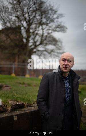 Christopher Brookmyre, Autor, in Bothwell Castle, in der Nähe seines Hauses in Bothwell, Schottland, 2. März 2022. Stockfoto