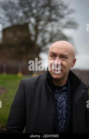 Christopher Brookmyre, Autor, in Bothwell Castle, in der Nähe seines Hauses in Bothwell, Schottland, 2. März 2022. Stockfoto