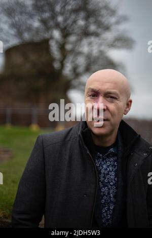 Christopher Brookmyre, Autor, in Bothwell Castle, in der Nähe seines Hauses in Bothwell, Schottland, 2. März 2022. Stockfoto