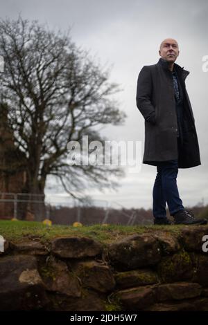 Christopher Brookmyre, Autor, in Bothwell Castle, in der Nähe seines Hauses in Bothwell, Schottland, 2. März 2022. Stockfoto