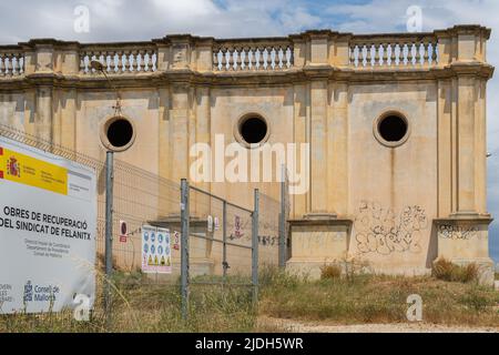 Felanitx, Spanien; Mai 27 2022: Alte verlassene Fabrik El Sindicat in einem Ruinenzustand in der mallorquinischen Stadt Felanitx, Spanien. Schließung von Fabriken in ländlichen Gebieten Stockfoto