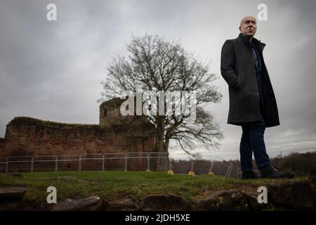 Christopher Brookmyre, Autor, in Bothwell Castle, in der Nähe seines Hauses in Bothwell, Schottland, 2. März 2022. Stockfoto