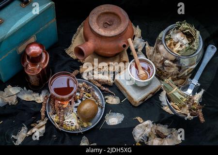 Chinesischer Kräutertee (Jub Lieng). Gemischter trockener Kräutertee mit Bladygras, Lotusblatt, Knochenbruch, Rehmannia glutinosa, Mönchfrucht-Süßstoff Stockfoto