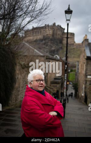 Val McDermid, Kriminalschriftsteller, fotografiert vor dem Hintergrund des Edinburgh Castle, in Edinburgh, Schottland, 3. März 2022. Stockfoto