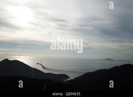 (220621) -- HONGKONG, 21. Juni 2022 (Xinhua) -- Luftfoto vom 30. Mai 2022 zeigt die Hong Kong-Zhuhai-Macao Brücke in Südchina. Dieses Jahr ist der 25.. Jahrestag der Rückkehr Hongkongs ins Mutterland. (Xinhua/Li Gang) Stockfoto