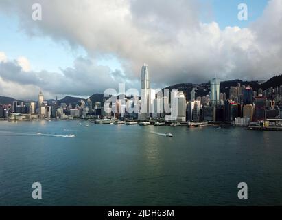 (220621) -- HONGKONG, 21. Juni 2022 (Xinhua) -- Luftfoto vom 29. Mai 2022 zeigt eine Ansicht der beiden Internationalen Finanzzentren (IFC) im südchinesischen Hongkong. Dieses Jahr ist der 25.. Jahrestag der Rückkehr Hongkongs ins Mutterland. (Xinhua/Li Gang) Stockfoto