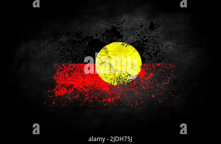 Mit Pinsel bemalte Flagge der australischen Aborigines isoliert auf schwarzem Hintergrund Stockfoto
