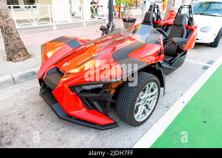 Miami Beach, Florida USA - 15. April 2021: Rote polaris-Schleuder, Eckansicht hoch angesetzt. Stockfoto