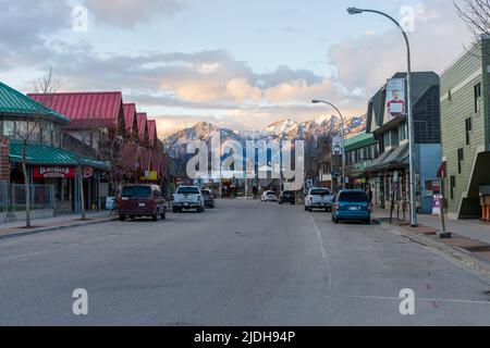 Jasper, Alberta, Kanada - Mai 4 2021 : Street view of Town Jasper in dusk. Patricia Street. Stockfoto