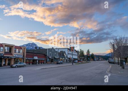 Jasper, Alberta, Kanada - Mai 4 2021 : Street view of Town Jasper in dusk. Connaught Drive. Stockfoto