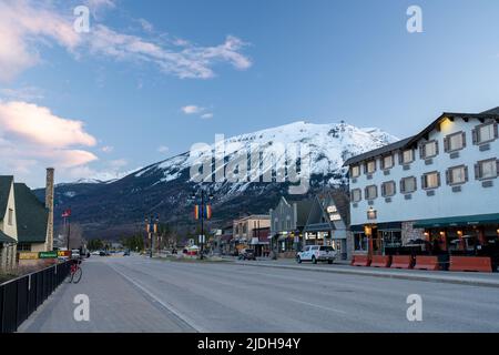 Jasper, Alberta, Kanada - Mai 4 2021 : Street view of Town Jasper in dusk. Connaught Drive. Stockfoto