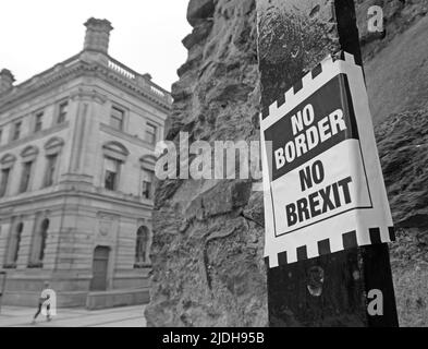 Aufkleber auf einem Laternenpfahl in Derry, Irland - Keine Grenze, kein Brexit. Die Gefühle sind heiß über das NIP-Protokoll für Nordirland mit der EU Stockfoto