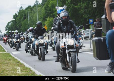 Chelm, Lubelskie, Polen - 18. Juni 2022: Rallye der Motorradfahrer in Chelm auf der MotoKropla 2022, Motorrad-Parade Stockfoto