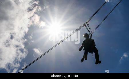 Hannover, Deutschland. 21.. Juni 2022. Aus Anlass des Tages der Deutschen Feuerwehr 29. rappelt ein Höhenretter der Berufsfeuerwehr Hannover aus dem Neuen Rathaus ab. Quelle: Julian Stratenschulte/dpa/Alamy Live News Stockfoto