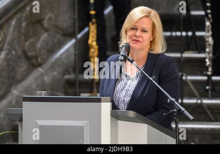 Hannover, Deutschland. 21.. Juni 2022. Bundesinnenministerin Nancy Faeser (SPD) spricht zur Eröffnung des Tages der Deutschen Feuerwehr 29. im Neuen Rathaus. Quelle: Julian Stratenschulte/dpa/Alamy Live News Stockfoto