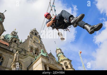 Hannover, Deutschland. 21.. Juni 2022. Aus Anlass des Tages der Deutschen Feuerwehr 29. rappelt ein Höhenretter der Berufsfeuerwehr Hannover aus dem Neuen Rathaus ab. Quelle: Julian Stratenschulte/dpa/Alamy Live News Stockfoto