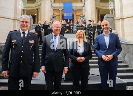 Hannover, Deutschland. 21.. Juni 2022. Karl-Heinz Banse (l-r), Präsident des Deutschen Feuerwehrbundes, Stephan weil (SPD), Ministerpräsidentin von Niedersachsen, Nancy Faeser (SPD), Bundesinnenministerin und Oberbürgermeister BELIT Onay (Bündnis 90/die Grünen) stehen zur Eröffnung des Deutschen Feuerwehrtages 29. im Neuen Rathaus. Quelle: Julian Stratenschulte/dpa/Alamy Live News Stockfoto