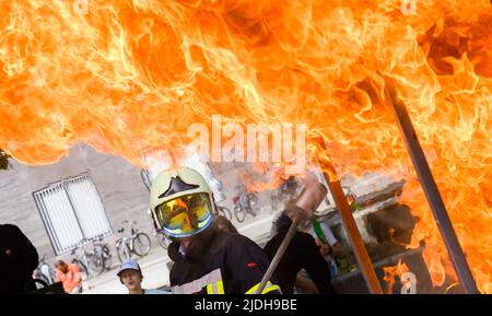 Hannover, Deutschland. 21.. Juni 2022. Ein Feuerwehrmann demonstriert auf dem VGH Fire Protection Mobile anlässlich des Deutschen Feuerwehrtages 29. vom Neuen Rathaus aus eine Fettexplosion. Quelle: Julian Stratenschulte/dpa/Alamy Live News Stockfoto