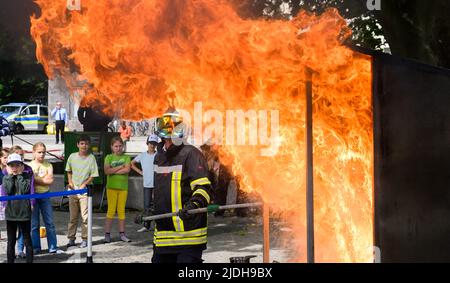 Hannover, Deutschland. 21.. Juni 2022. Ein Feuerwehrmann demonstriert auf dem VGH Fire Protection Mobile anlässlich des Deutschen Feuerwehrtages 29. vom Neuen Rathaus aus eine Fettexplosion. Quelle: Julian Stratenschulte/dpa/Alamy Live News Stockfoto