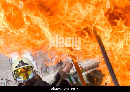 Hannover, Deutschland. 21.. Juni 2022. Ein Feuerwehrmann demonstriert auf dem VGH Fire Protection Mobile anlässlich des Deutschen Feuerwehrtages 29. eine Fettexplosion aus dem Neuen Rathaus. (RECROP.) Quelle: Julian Stratenschulte/dpa/Alamy Live News Stockfoto