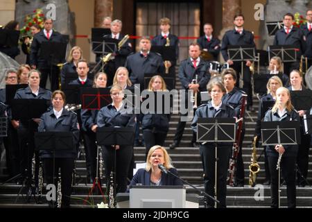 Hannover, Deutschland. 21.. Juni 2022. Bundesinnenministerin Nancy Faeser (M, SPD) spricht zur Eröffnung des Tages der Deutschen Feuerwehr 29. im Neuen Rathaus. Quelle: Julian Stratenschulte/dpa/Alamy Live News Stockfoto