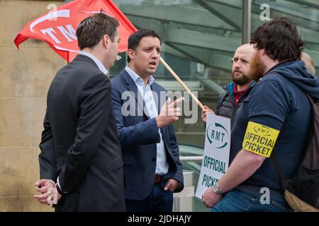 Edinburgh, Schottland, Großbritannien. 21.. Juni 2022. Edinburgh Schottland, Großbritannien Juni 21 2022. Der schottische Labour-Führer Anas Sarwar vor der Waverley Station, wo er sich mit RMT-Arbeitern trifft, die Arbeitskampfmaßnahmen ergreifen. Kredit: SST/Alamy Live Nachrichten Stockfoto