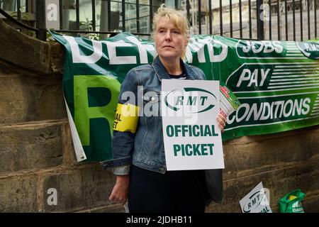 Edinburgh, Schottland, Großbritannien. 21.. Juni 2022. Edinburgh Schottland, Großbritannien Juni 21 2022. Arbeiter vor der Waverley Station, die Arbeitskampfmaßnahmen ergreifen. Kredit: SST/Alamy Live Nachrichten Stockfoto