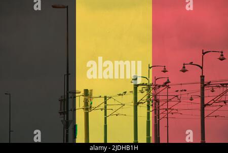 Belgien Flagge mit Straßenbahn Verbindung auf elektrische Linie mit blauem Himmel als Hintergrund, elektrische Eisenbahn-und Stromversorgung Linien, Kabelverbindungen und Stockfoto