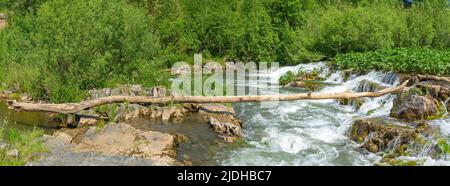 Stromschnellen auf dem kleinen Fluss Suenga, Region Nowosibirsk Stockfoto