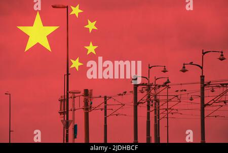 China-Flagge mit Straßenbahn, die auf einer elektrischen Linie mit blauem Himmel als Hintergrund, elektrischer Eisenbahnzug und Stromleitungen, Kabelverbindungen und mir verbindet Stockfoto