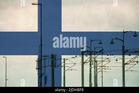 Finnland-Flagge mit Straßenbahn, die auf einer elektrischen Linie mit blauem Himmel als Hintergrund, elektrischen Eisenbahnzug und Stromleitungen, Kabelverbindungen und verbindet Stockfoto