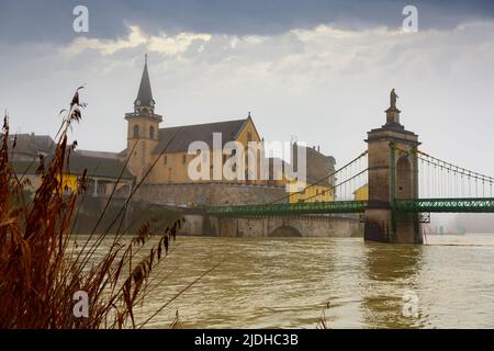 Blick auf Seyssel auf der Rhone mit Kirche Saint-Blaise und Hängebrücke im Winter Stockfoto